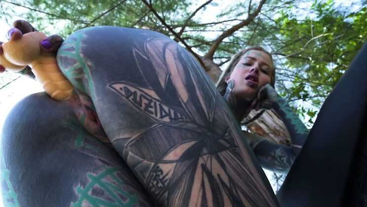Anuskatzz Gets Huge Anal Gape And Squirts In Public