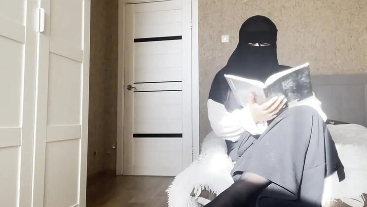 Lux Eva, a huge-assed Arab MILF, gives JOI in leggings