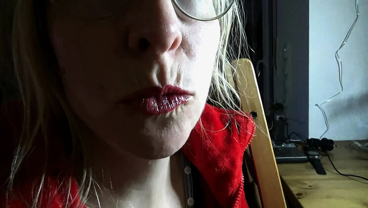 Mirror Mirror on the Wall, Who Has the Most Potent Sperm in the Whole Country? Amateur MILF Cougar Blowjob and Handjob Cumshot