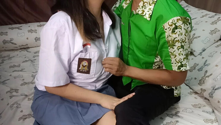 Young Asian Schoolgirl Cheats on Boyfriend and Gets Creampied