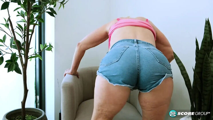 62 Year Old Mom Elara Elis Returns to Show Her Body