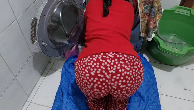 Young stepmom gets stuck and I fuck her