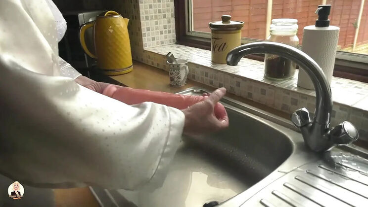 POV Blow Job and Fuck with Maggie Moon – Homemade MILF Amateur Sex in the Kitchen