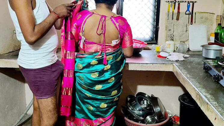Stepmom Fucking Hardcore in Kitchen – Indian Desi Aunty Homemade Role Play